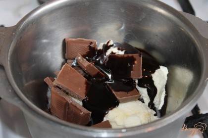 Шоколад смешать с соусом шоколадным, сливочным маслом и растопить все на водяной бане.