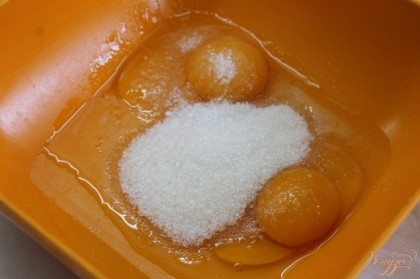 Два яйца смешать с ванильным сахаром и тремя столовыми ложками сахара, взбить с помощью блендера до однородной массы.