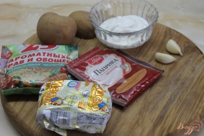 Подготавливаем нужные ингредиенты. Для начала нужно отварить картофель в мундире.