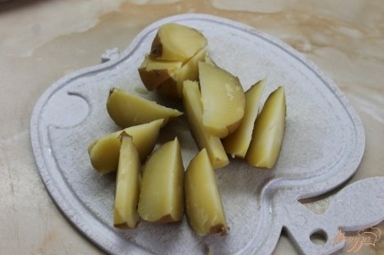 Нарезать картофель дольками.