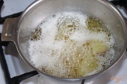 В разогретом сотейнике с растительным маслом обжарить картофель до золотистой корочки.