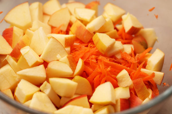 Очищенную морковь натрите на крупной терке. Из яблок удалите сердцевину и некрупно нарежьте. 