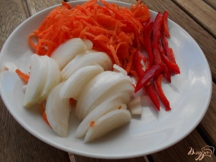 Морковь трем на терке, лук нарезаем полукольцами, перец болгарский- полосками. Обжариваем овощи до готовности, солим и перчим по вкусу.