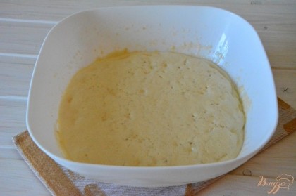 Оставить тесто на час, дав ему подняться еще раз, затем добавить растительное масло и можно выпекать блины.
