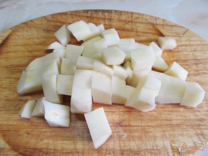 В кипящий бульон выложить картофель и пшено.