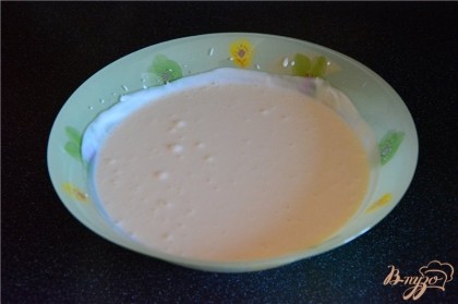 Для крема смешайте сметану и сгущенное молоко