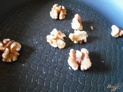 Обжарим грецкие орехи на сухой сковороде до нежного коричневого цвета.