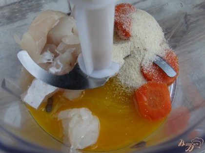 В чашу блендера поместить кусочек филе трески без костей, отварную морковь и желток. Добавить манную крупу, взбить все блендером.