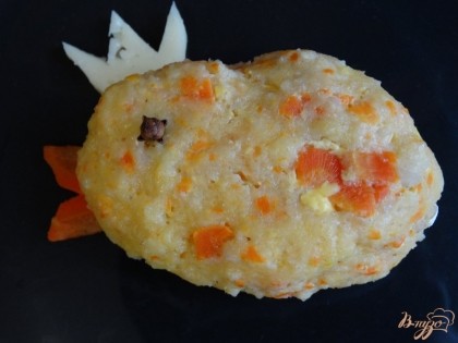 Из гвоздики делаем глазки рыбы, из сыра – корону, а золотой хвост из отварной моркови. Рисуем рыбью чешую сметаной.