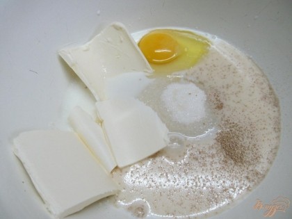  Для теста 4 стакана муки, соль, 200 мл. молока, 2 яйца, 5 ст.лож. сливочного масла, ванилин, 0,5 стакана сахара и дрожжи. В теплое молоко всыпать соль, сахар, дрожжи и вбить яйца. Добавить масло и все перемешать.