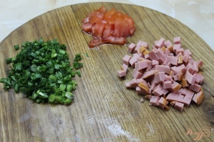 Колбасу, помидор, зелень нарезать мелким кубиком.