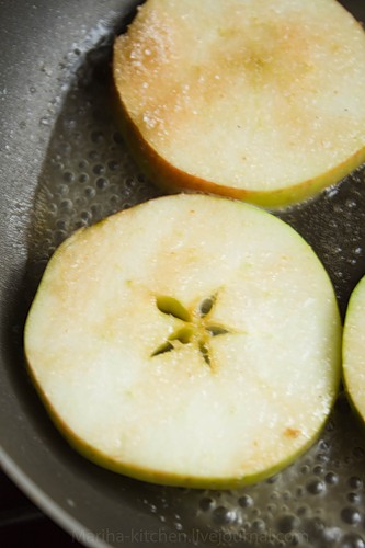 В сковороде разогрейте воду и растворите в ней сахар. Влейте вино и добавьте яблоки. Подержите минут 5, переворачивая. Если понадобится еще воды - добавьте немного.  