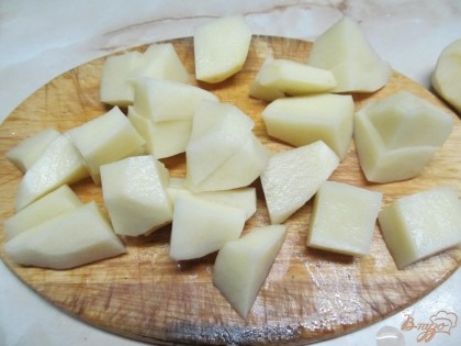 Картофель нарезать средним кубиком и отварить до готовности в подсоленной воде.