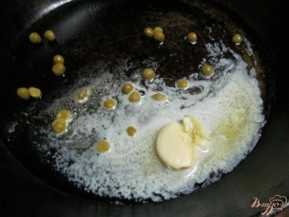 В сковороде нагреть оливковое и сливочное масло, выложить раздавленный чеснок.