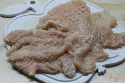Куриное филе отбить с помощью кулинарного молотка.