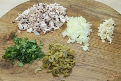 Грибы, лук репчатый, чеснок, петрушка и оливки нарезать мелким кубиком.