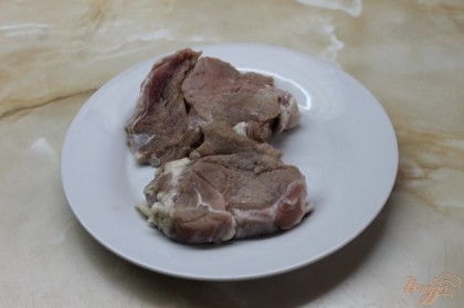 Для начала свинину нарезать на два порционных куска.
