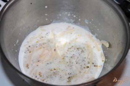 Сыр твердый натереть на мелкую терку и соединить с сливками и французской горчицей. На медленном огне приготовить соус постоянно помешивая.
