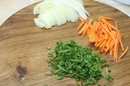 Лук нарезать полукольцами, морковь мелкой соломкой, лук зеленый мелко нашинковать.