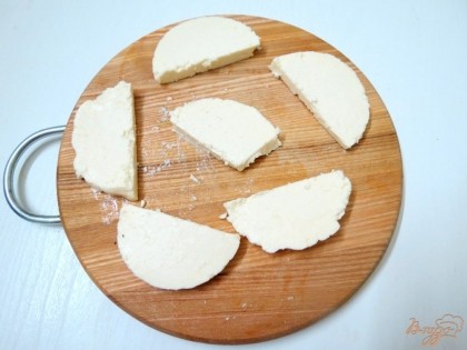 Сыр нарезаем на ломтики толщиной 1,5 сантиметра. Более толстые ломтики могут не прожариться.