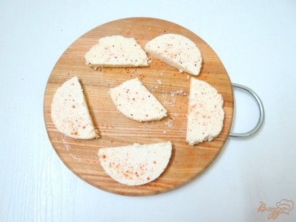 Сам по себе сыр немного просолен. Чтобы улучшить его вкус, посыпаем его паприкой с одной и другой стороны.