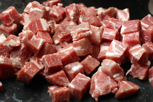Свинину нарежьте кубиками размером 2-3 см.