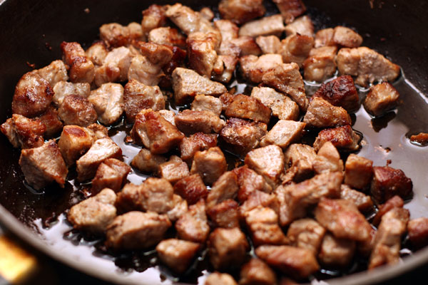 Обжарьте мясо на горячей сковороде до образования коричневой корочки. Переложите мясо на тарелку.
