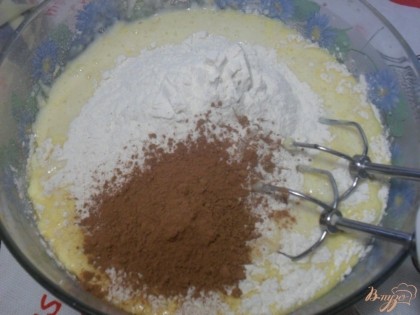 Готово! яйца взбить с сахаром, добавить кефир, соду, муку и какао перемешать.