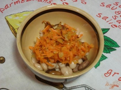 Морковку натереть на крупной терке, лук мелко нарезать. Обжарить овощи на сковороде, на растительном масле до золотистого цвета.