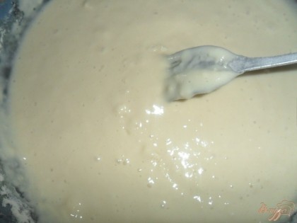 Кефир налить в миску, добавить соду и размешать, подождать 2-3 минуты чтобы пошла реакция, затем добавить соль и сахар, перемешать. Всыпать муку и замешать тесто средней густоты.
