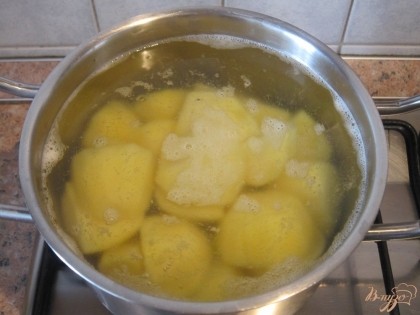 Картофель очистить и отварить в подсоленной воде до готовности.