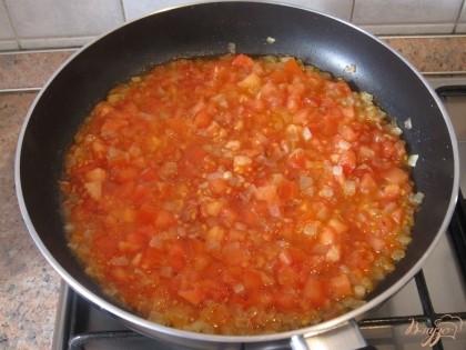 Добавить к луку помидоры и обжаривать 3-4 минуты.