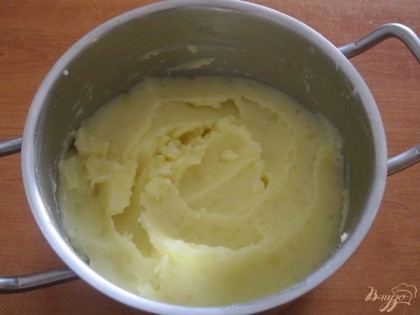Из сваренной картошки сделать пюре, добавив в нее сливочное масло.