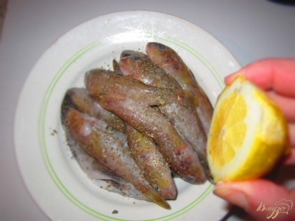 Приправить рыбу солью, лимонным соком, базиликом, черным перцем, перемешать и оставить на 20 минут.