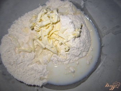 В миску насыпьте муку, соль, базилик, холодное молоко и натертое масло, разрыхлитель Разотрите тесто в крошку.