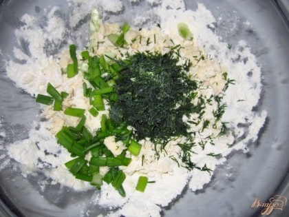 Добавьте укроп и нарезанный мелко зеленый лук.