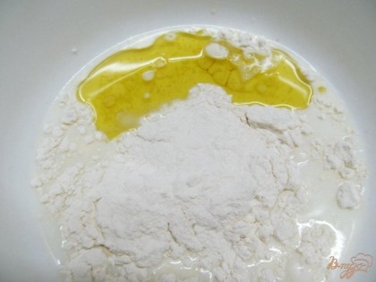 Тесто. В миске смешать кефир, соль (щепотка), оливковое масло и муку.