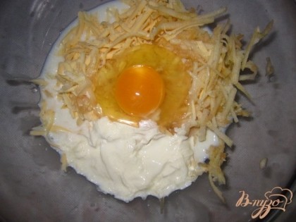 Натрите яблоко и сыр на большой терке, добавьте молоко, яйцо и соль щепотку, перемешайте.