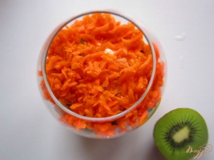 Морковь отварить, очистить и натереть на большой терке, выложите ее третьем слоем на картофель.