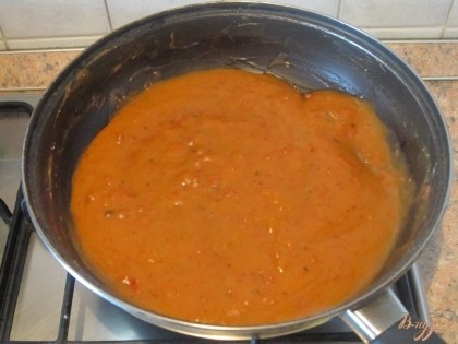В это время приготовить подливу. Обжарить на сухой сковороде муку до золотистого цвета. Добавить томатную пасту и перемешать. Развести бульоном, если нужно, добавить еще воды.