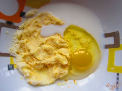 Добавьте молоко комнатной температуры и яйцо, перемешайте венчиком до однородности.