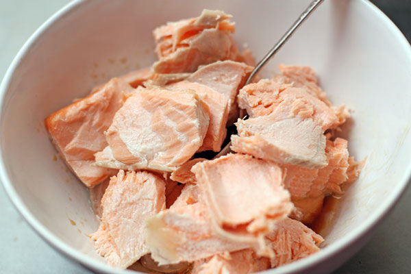 Рыбу побланшируйте в слабо кипящей воде 7-10 минут. Острым ножом снимите кожу и нарежьте на кусочки. Смешайте мед, соевый соус и горчицу, побрызгайте этой смесью рыбу и уберите в холодильник на 15-20 минут.  