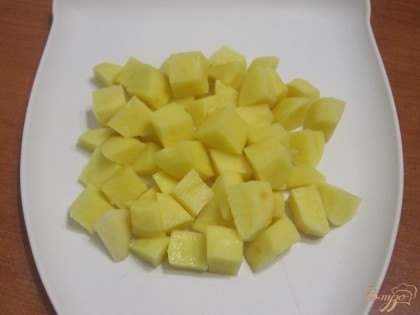 Картофель тоже нарезать кубиками такого же размера.