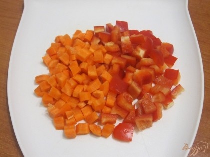 Некрупно порезать морковь и болгарский перец.