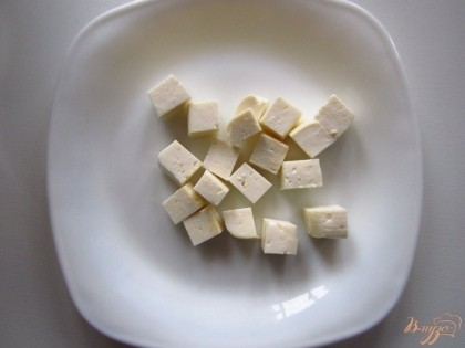 Нарежьте кубиками сыр фета.
