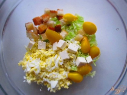 В миску натрите яйца, добавьте пекинскую капусту, помидоры черри разрезанные пополам, сухарики, мелко нарезанный лук, сыр фета, соль, майонез, перемешайте. Не забудьте оставить пару сухариков, сыра фета и помидор черри для украшения салата.