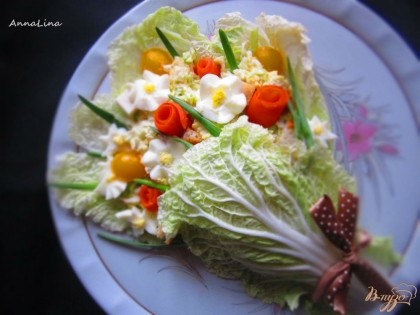 Готово! Накрыть салат еще одним листом пекинской капусты. Выложить цветы в салат, украсить зеленым луком.