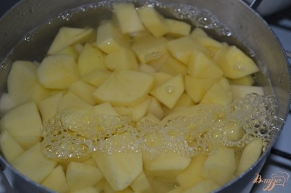 Картофель очистить, нарезать и отварить в подсоленной воде до готовности.