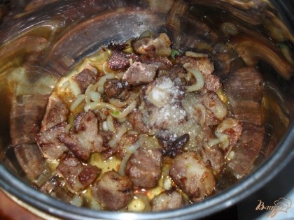 мясо с луком переложить в кастрюлю, добавить соль, налить немного воды и потушить 15 минут.