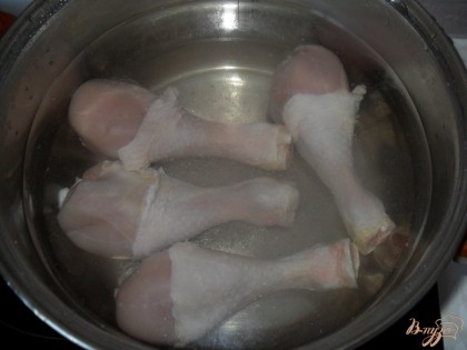 куриные голени промыть, залить водой. когда закипит, убавить огонь и варить 20 минут. посолить